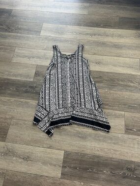 Three Hearts Black & White Printed Sleeveless Handkerchief Hem Tank